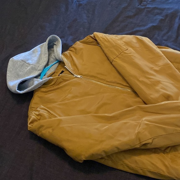 Yellowish Jacket - Picture 2 of 5